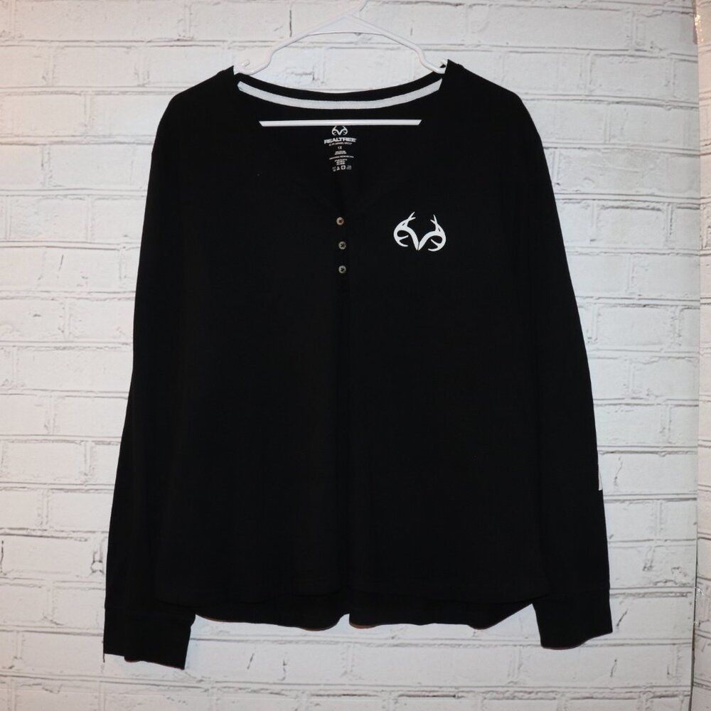🦌 Realtree Long‑Sleeve Henley · 1X · Black with Sleeve Logo